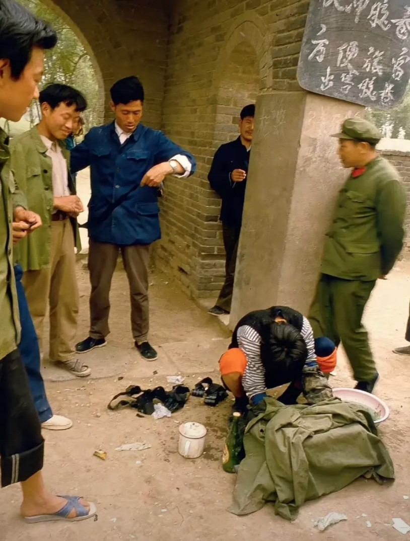 能理解这是在干嘛的，最年轻的也要40岁了吧。