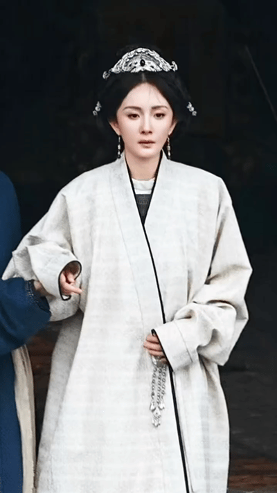 杨幂哭得我心好痛杨幂好像有那个演技牛逼症杨幂这段跪地哭戏太有感染力了！眼神里的