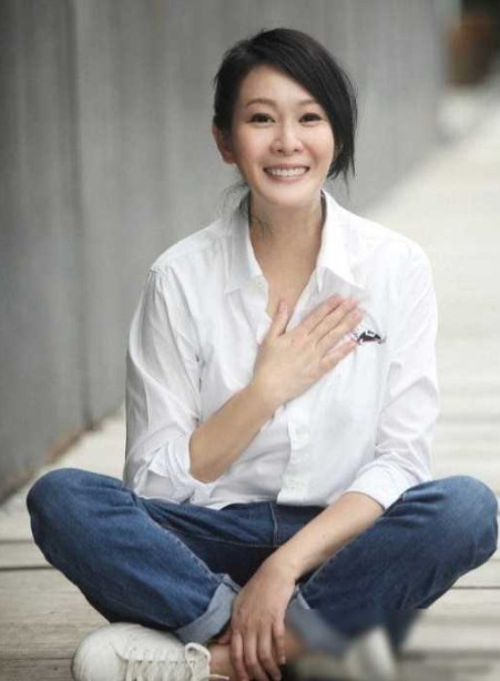 2011年，刘若英嫁给了身家68亿的富商钟小江，婚前刘若英约法三章：可以同居但必