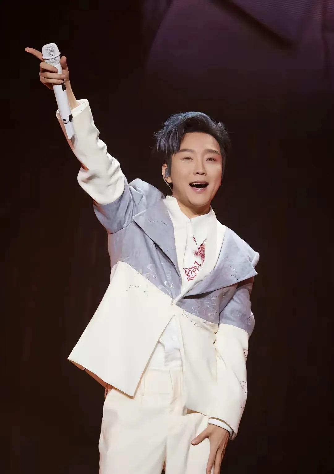李玉刚最近因为卖掉北京豪宅、搬进山里这事，又悄悄爬上了热搜。起因是有网友在常州拍