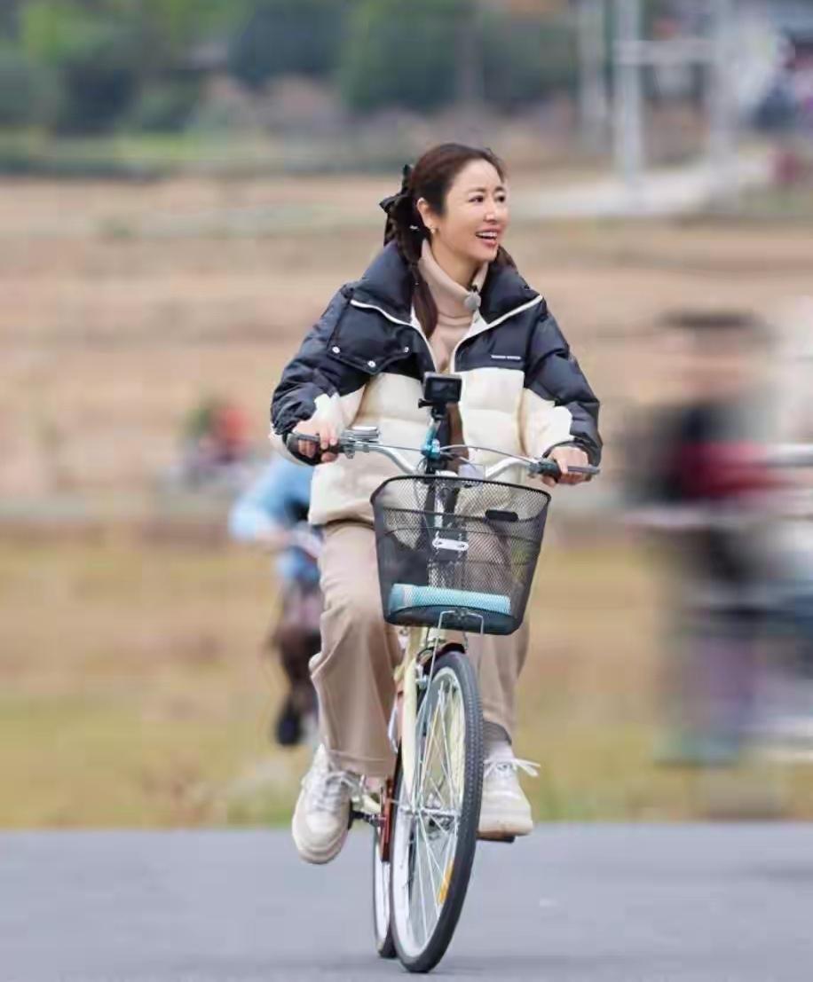 羽绒服搭配阔腿裤好看吗？好看呀！林心如的这身穿搭，就是羽绒服搭配阔腿裤，脚踩