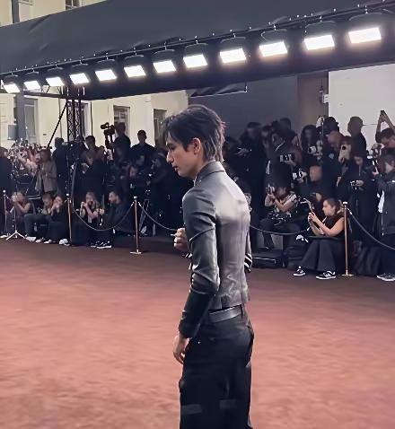 一个大男人瘦成这样真的好看吗？这一副弱不禁风的样子，除了演戏，别的感觉真的干不了