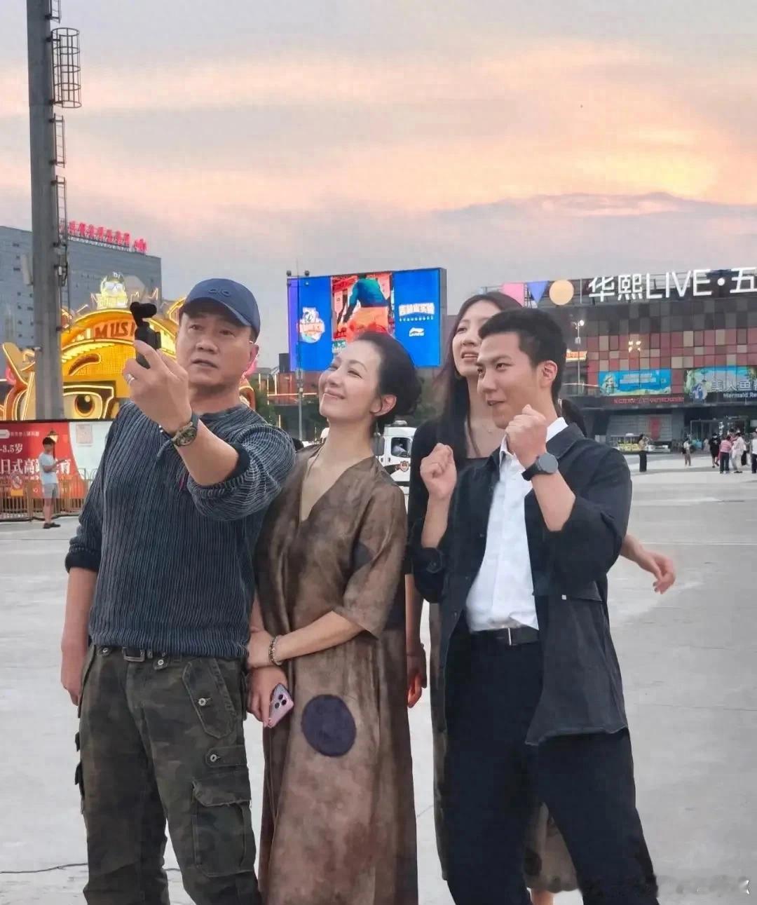 胡军一家五棵松被偶遇！17岁胡皓康穿衬衫身姿笔挺，自带高干子弟既视感​​​