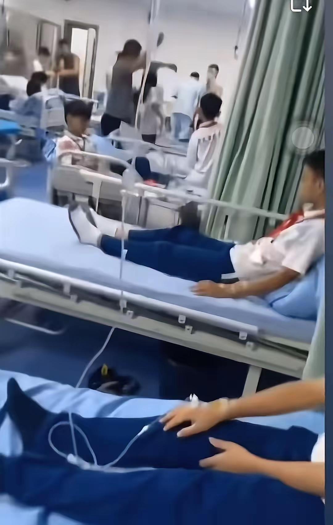 广东陆丰这事儿压不住，看了真让人窝火！一群小学生在学校拉到脱水输液，家长居然是最