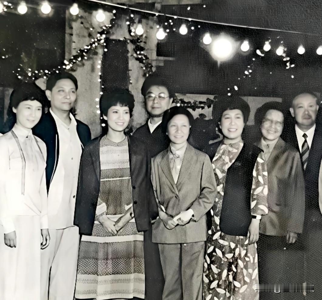 刘长瑜、李维康出现在一众京剧名角的合影中，她俩都演过“李铁梅”上世纪八十年代