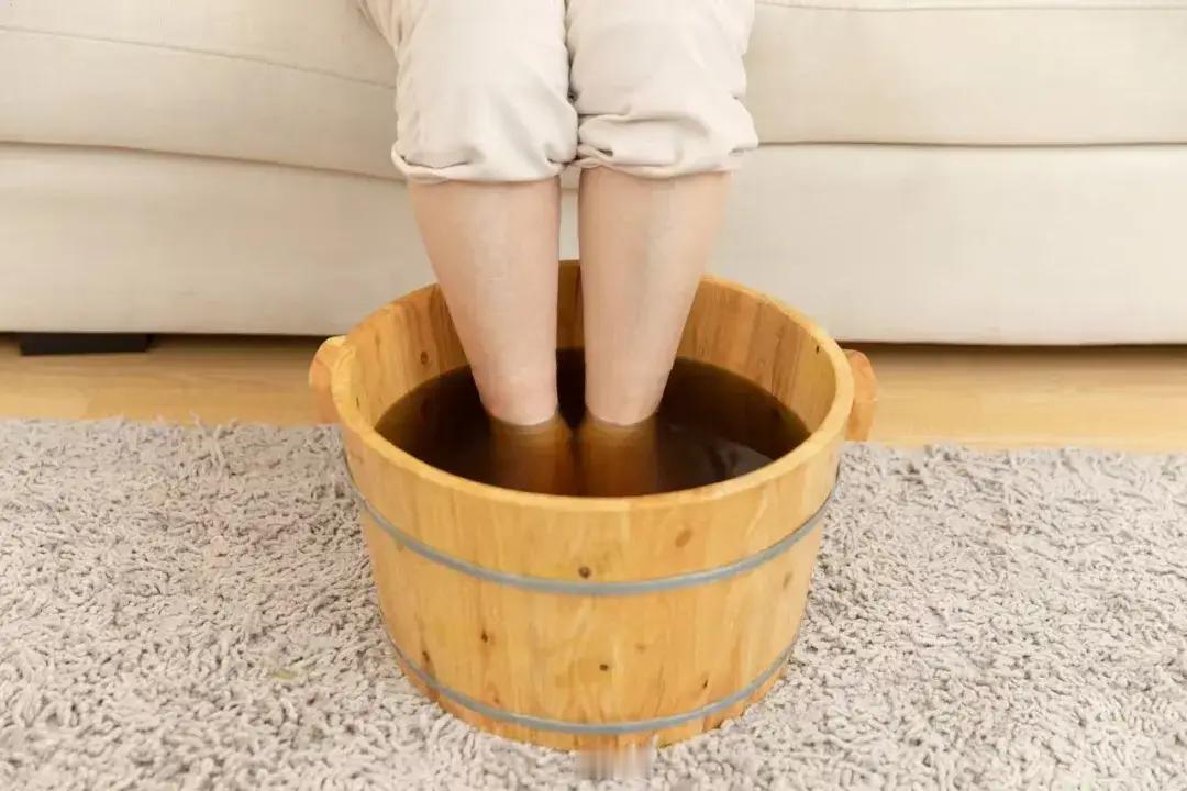 你以为泡脚只是放松？中医早就说：泡错时间伤阳气。尤其这3类人，泡脚要慎重泡脚这