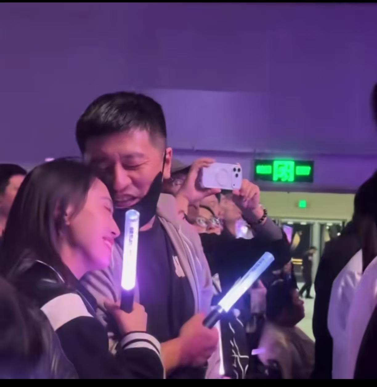 网友拍到一张神似张雪峰的男子与一年轻漂亮女子一起看演唱会，无比亲热，在网上发帖问