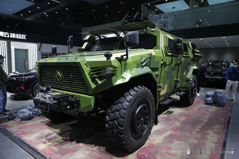 重庆一轿车违规掉头撞上装甲车！重庆九龙坡这起事故真是让人惊掉下巴！一辆白色大众轿