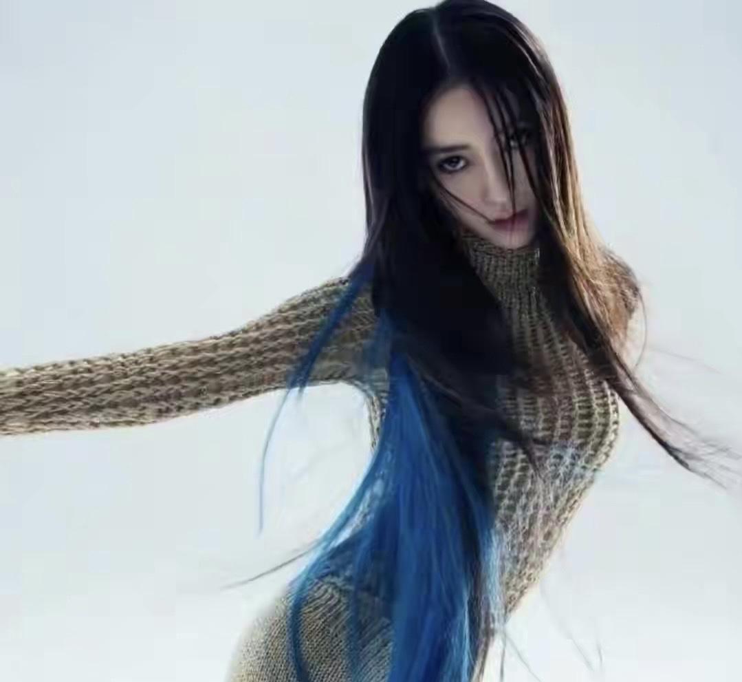 杨颖这组大片真带感，氛围十足画面美。