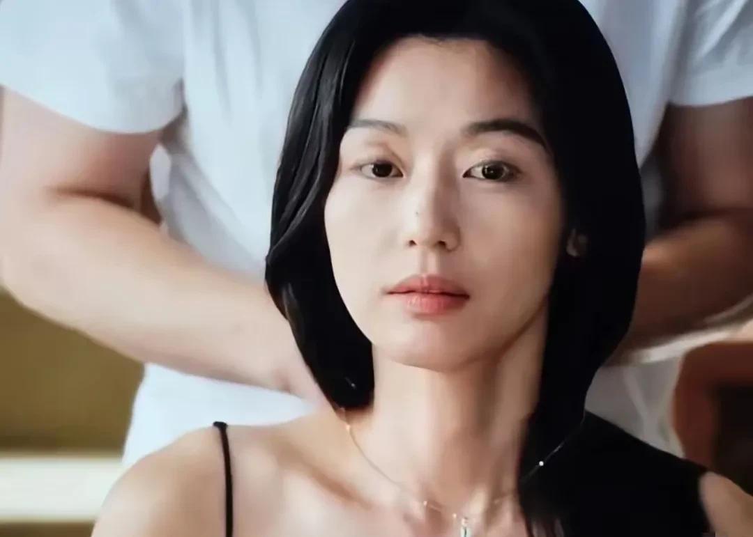 全智贤新剧岁月痕迹非常明显了，如今的高清镜头又太厉害，眼神疲惫、法令纹明显，可能