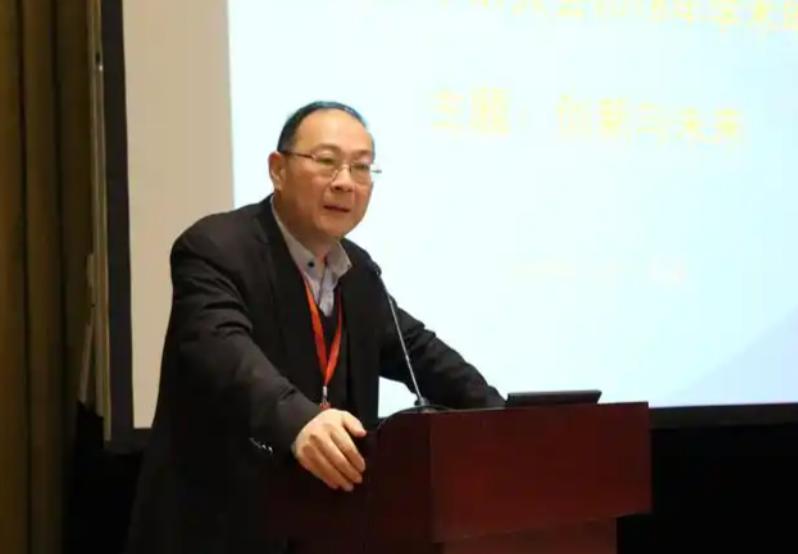 完全同意金灿荣教授的观点，中国没有必要再三要求日本就侵华罪行道歉了，日本道歉不道