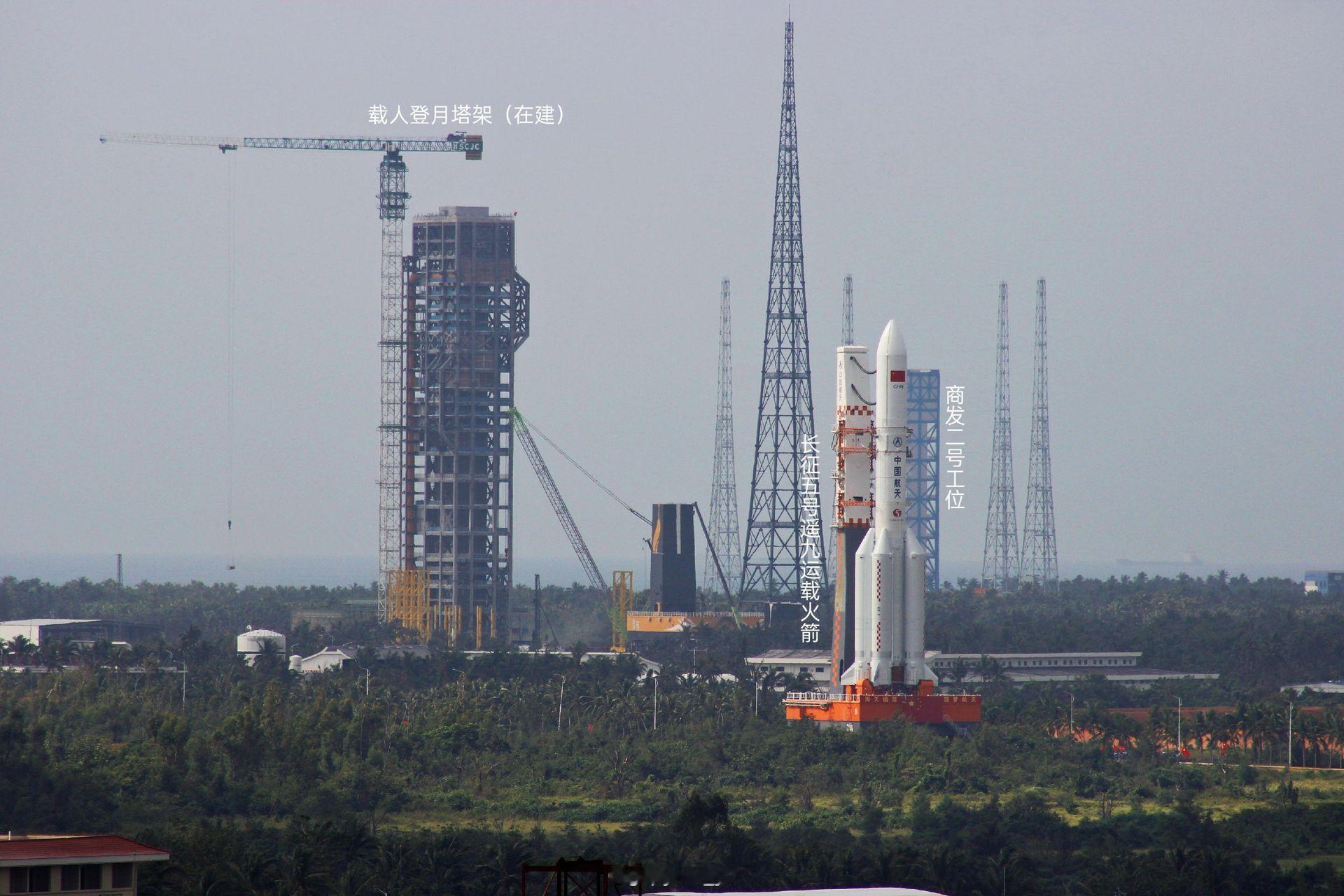 长征五号基础长罩版与载人发射工位同框——图:见水印