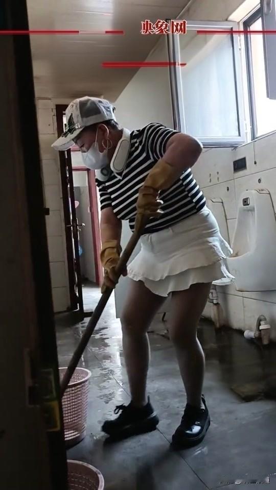 最近刷手机看见大伙聊男女上厕所那点事，给我笑得假牙都差点滑出来。我跟大伙说句实