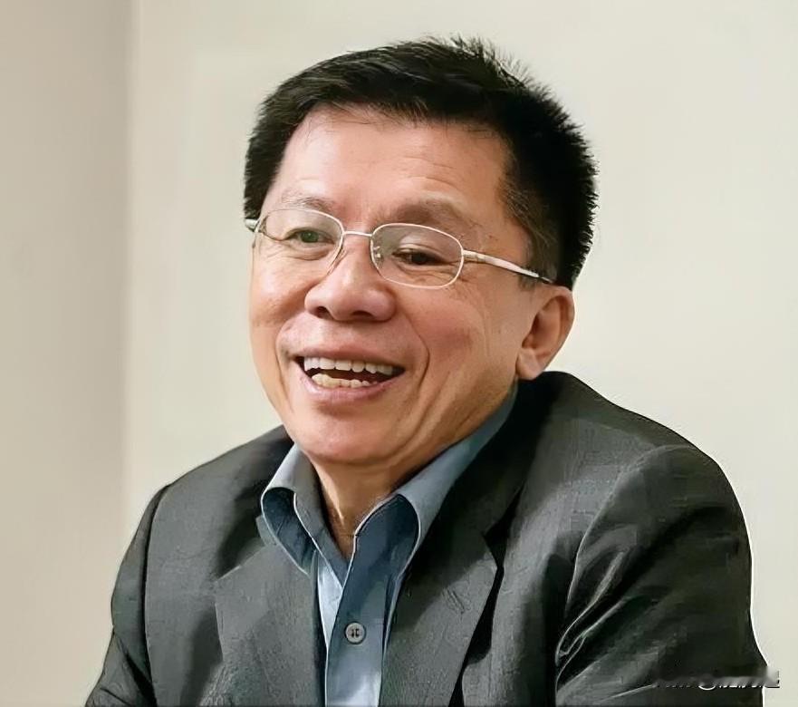 5月11日，沈富雄在节目中猛批赵少康“不蓝不白、不红不绿”，网友表示：赵少康是“