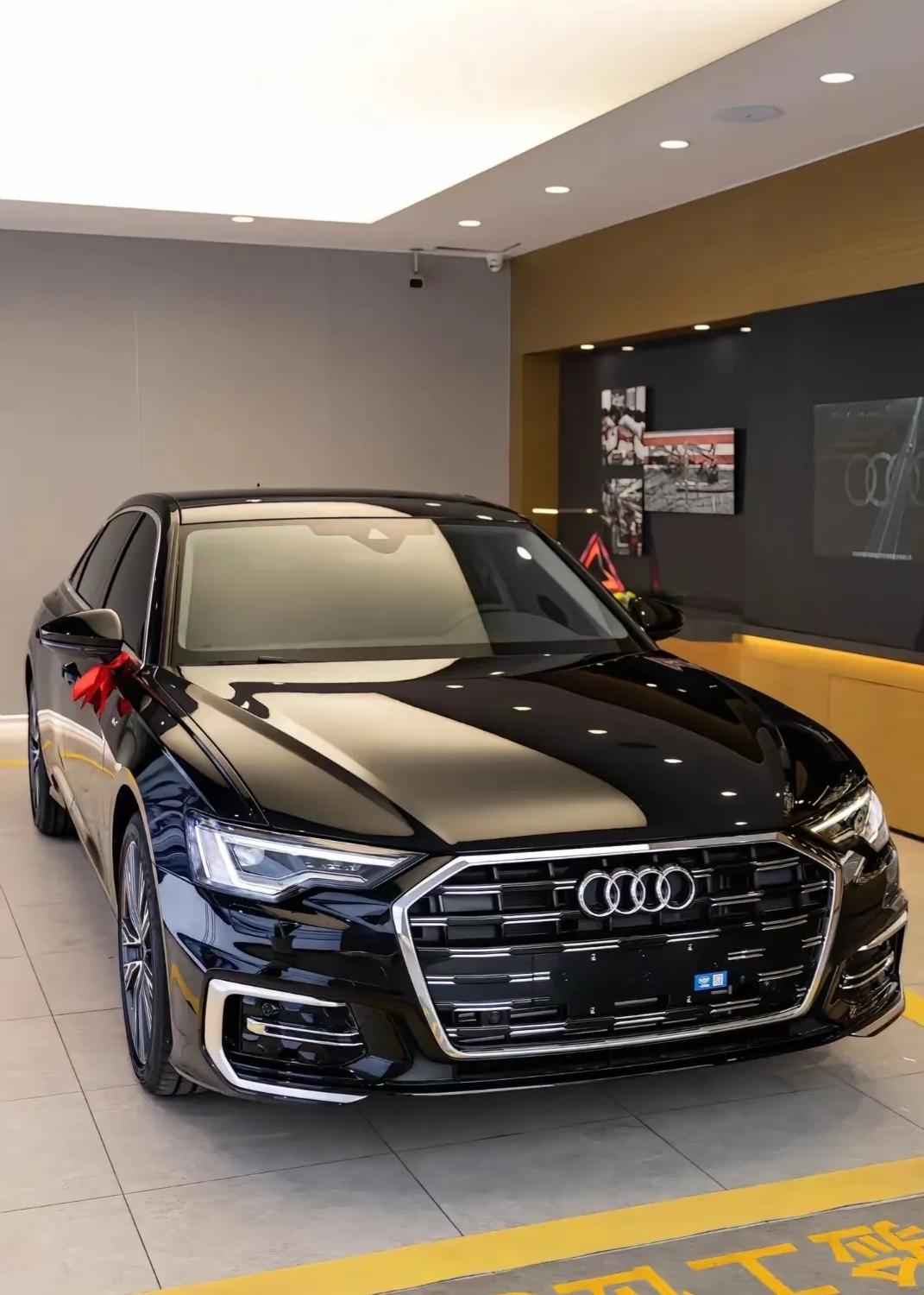 今天陪朋友提车，买了一台全新的奥迪A6L，指导价44万，裸车价只要26万多，这真
