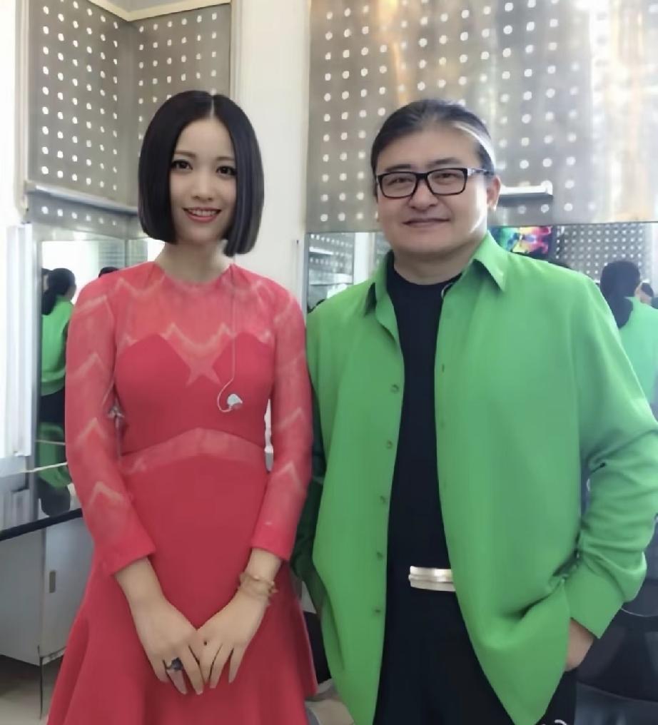 当年的刘欢和姚贝娜是亦师亦友的忘年交。穿着红裙子的姚贝娜和一身绿装的刘欢合作愉