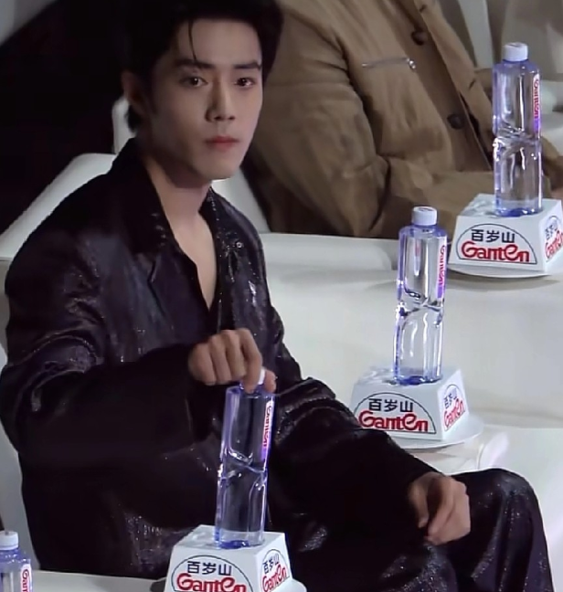 不止肖战出现了这种情况白敬亭想喝水的时候，也和肖战一样，想喝水但拿不动，还是隔