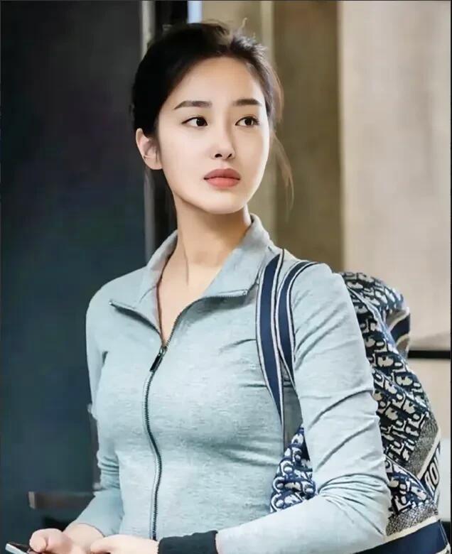杨采钰，从来不是公认的美女，但是谁也不能忽视她的美，无论在什么场合，她身上都有种