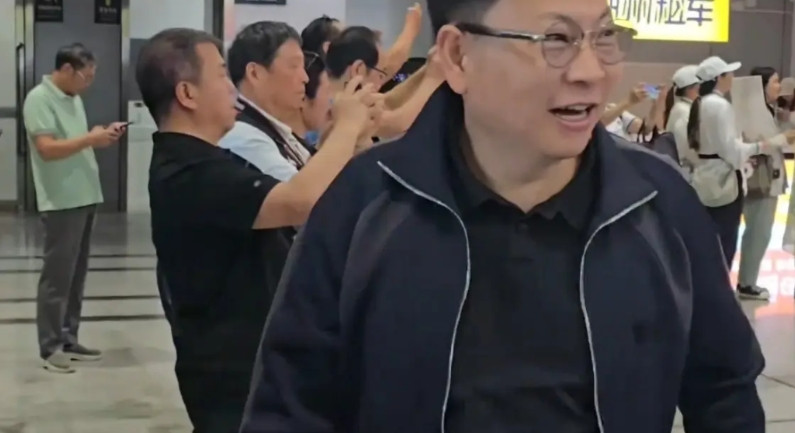 网友在锡林郭勒机场偶遇华为余承东，笑着和粉丝打招呼，原来余总来内蒙古大草原了。