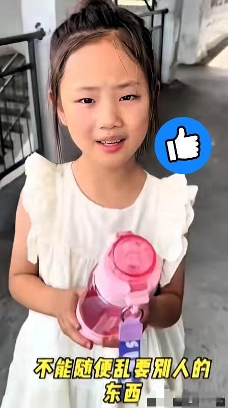 这就是教育的意义！”河南，一小女孩把老师拉到走廊，说：帮我把这个水杯给我同桌吧，