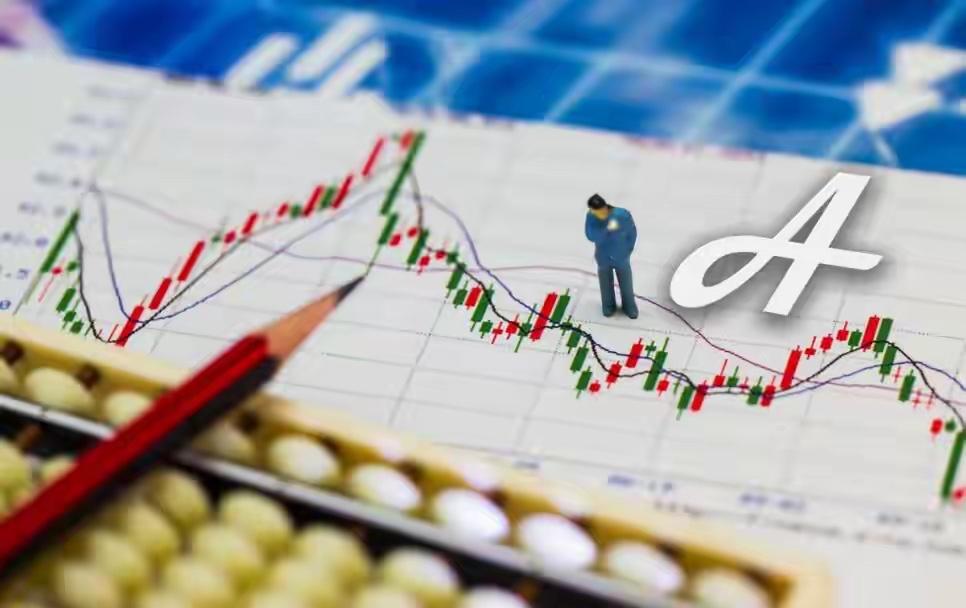 先说说增量资金：今年ETF和险资的持仓市值暴涨，但它们选股特别挑剔。ETF只买指