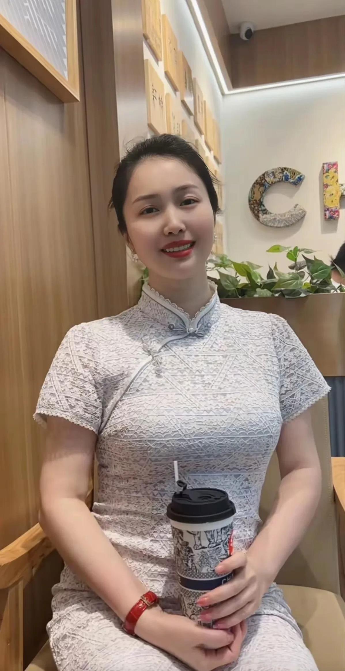 长着一张国泰民安的脸，身材珠圆玉润，这富贵女人身上的贵气挡都挡不住。一看就是温柔