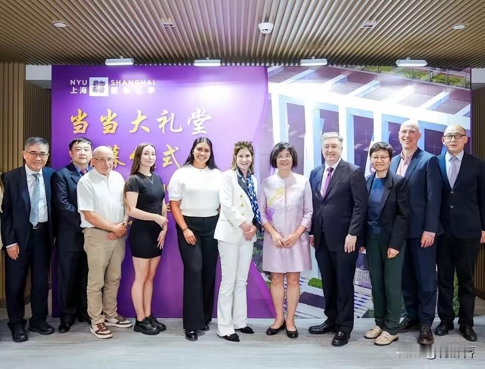 李国庆刚官宣结婚喜讯，俞渝就给上海纽约大学捐了座“当当大礼堂”。两件事凑在