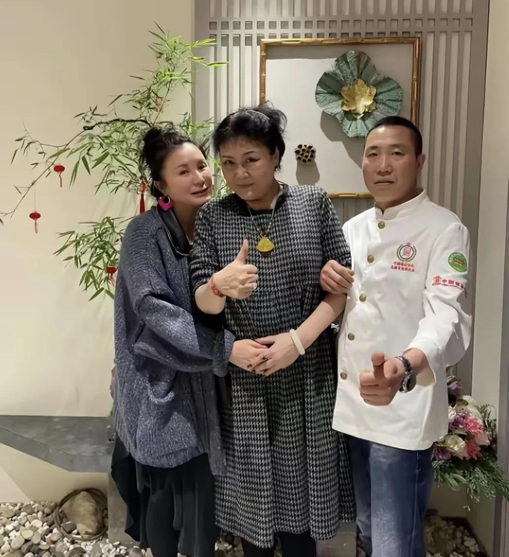 隋永清晚年的时候出门赴私宴，珠宝首饰还是蛮惹眼的。因为是宋庆龄的养女，68岁的隋