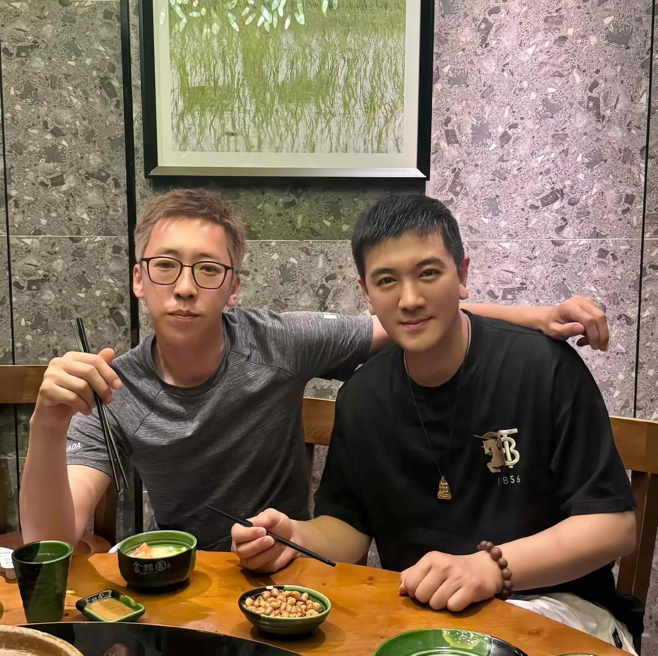 杨子与留几手，一盘花生米喝一宿，看着朋友挺多的，真正想找个聊得来的朋友，发现也就
