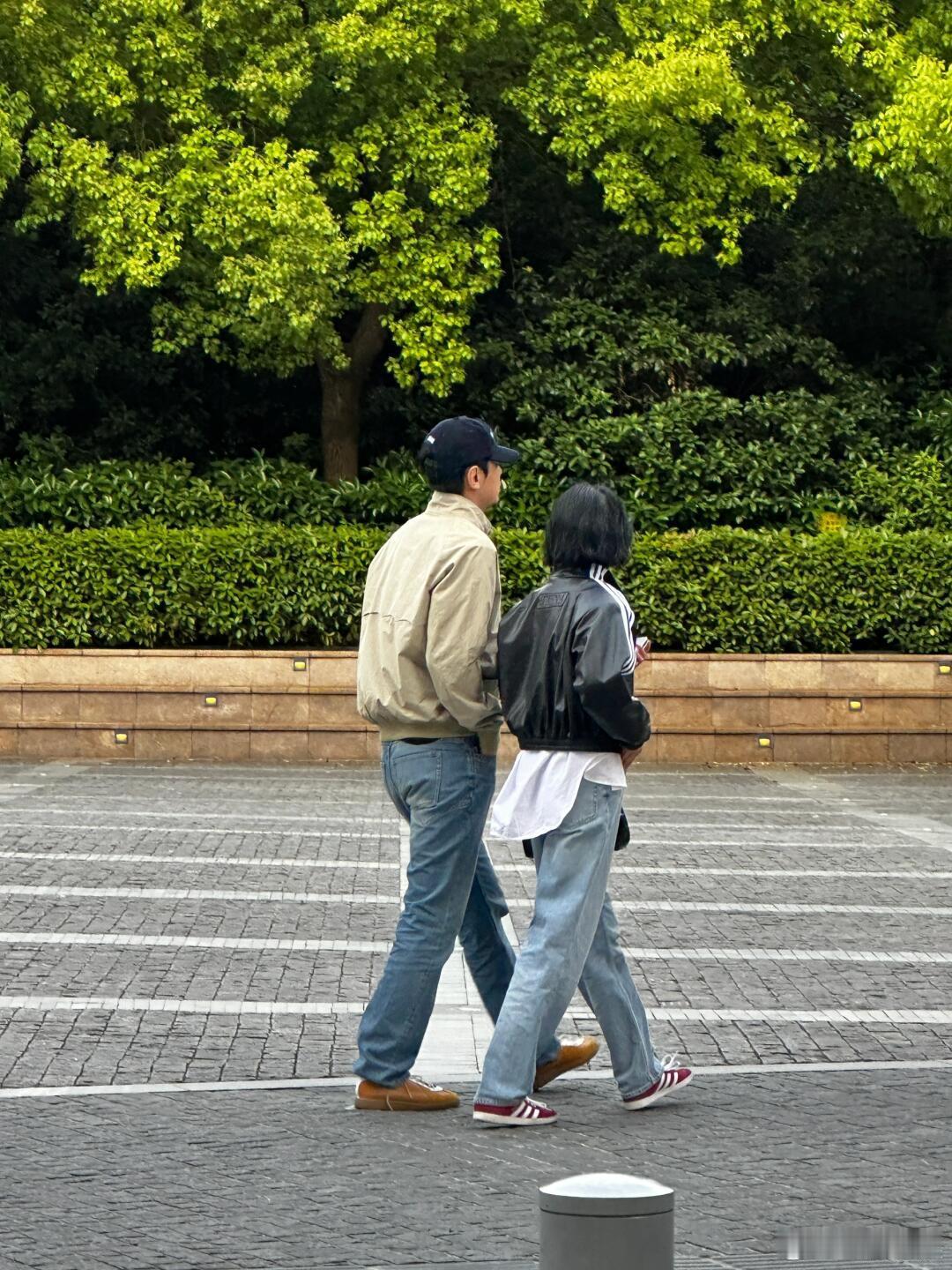 纪凌尘与女友逛街偶遇纪凌尘与女友逛街纪凌尘与女友逛街，女友好漂亮​​​