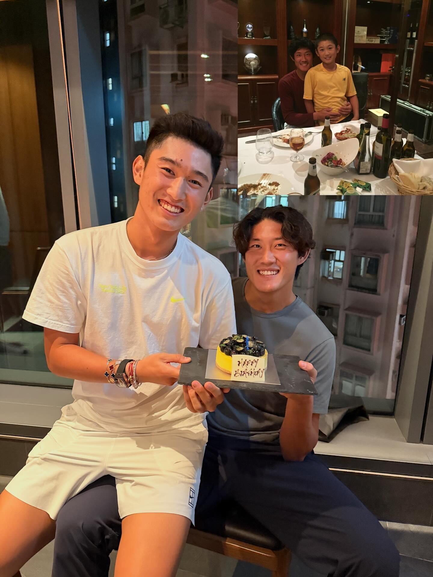 小商分享近照，坐在张之臻的大腿上复刻了那张童年合影[doge]zzz怎么变中分欧