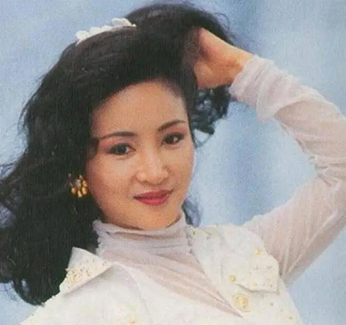 1985年，谢贤欠下1600万港币赌债，被催债的人逼得走投无路，连家门都快守不住