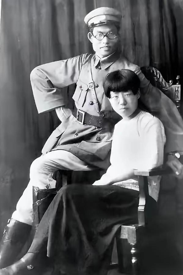 1940年，延安，朱仲芷主动跟丈夫萧劲光离了婚，那一年她已经是六个孩子的娃，和萧