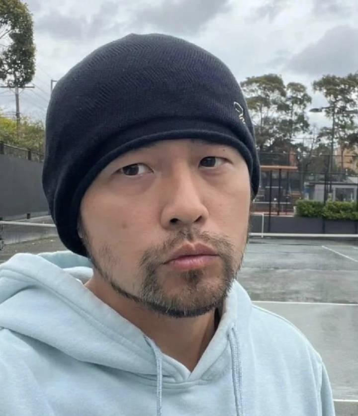 周杰伦虽然犯有强直性脊柱炎，这病让他没少遭罪，疼起来肯定特别难受。可即便被病痛折