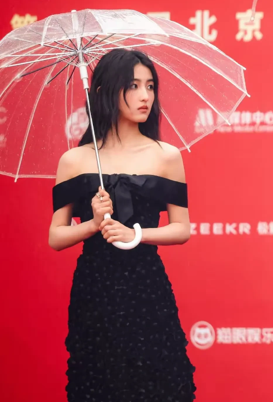 张子枫，谁说童星没有大发展，曾经那个皮肤不白，个子不高的小女孩也长大了，虽然有时