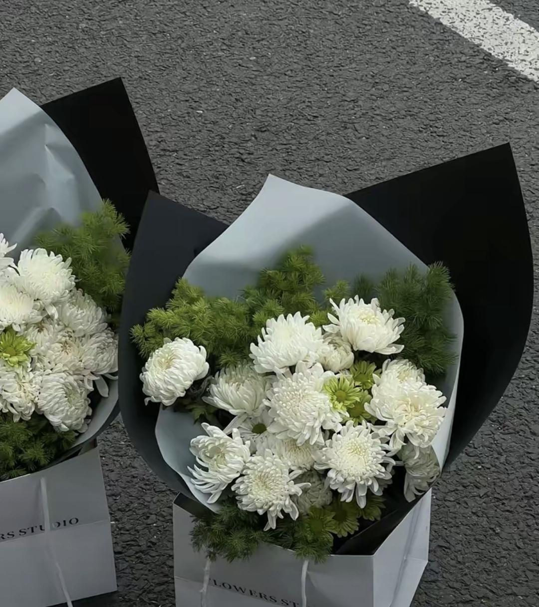 那天我在县医院急诊科看见三哥蹲在墙角撕缴费单，纸屑掉进他皱巴巴的胶鞋里。医生