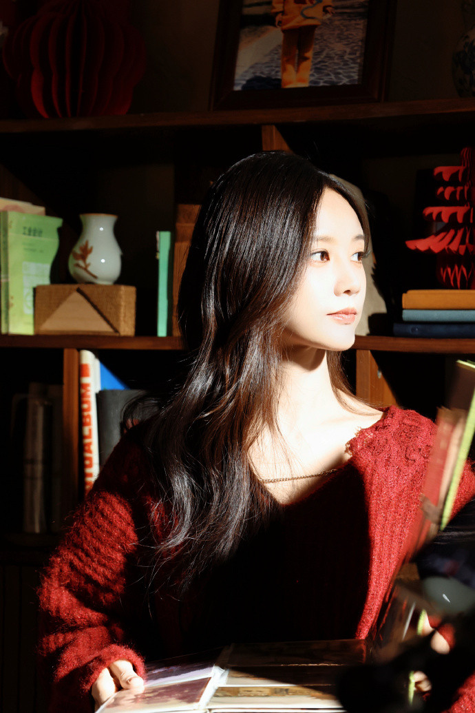 1.李一桐的下一个作品还是古偶，新剧接触的是《刀笔娘子》。2.孟子义虽然五音不全