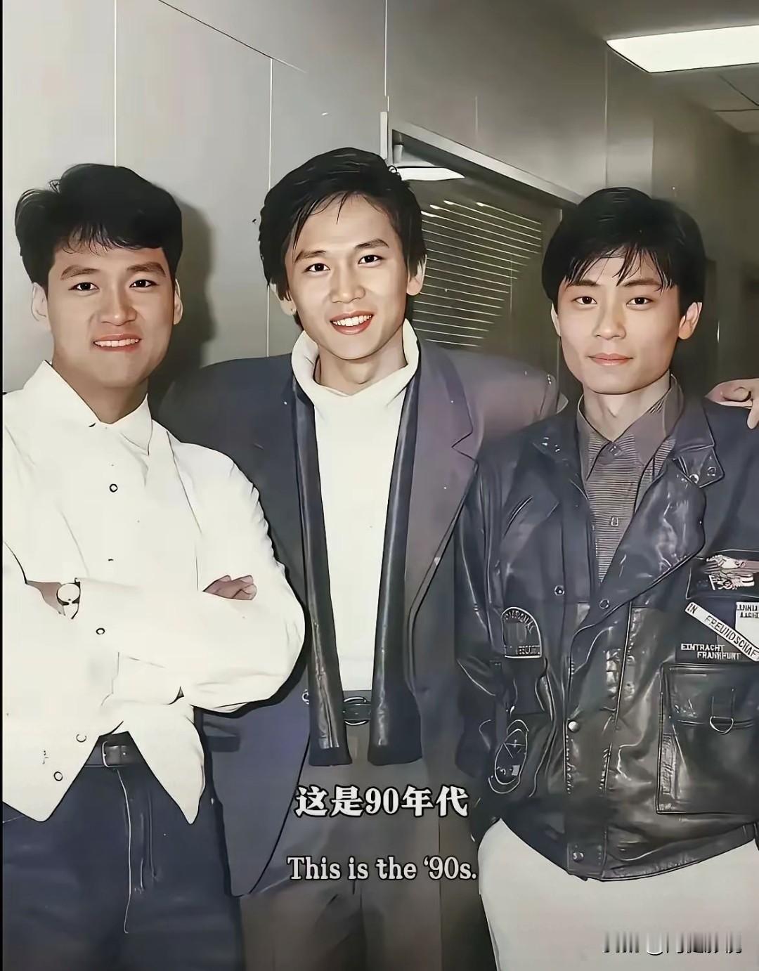 仔细看，左边是疏眉朗目的周华健，右边是目若朗星，气宇不凡的王杰，而中间的帅哥是谁