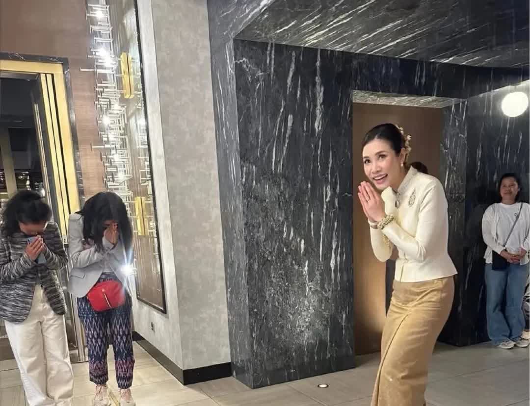 诗妮娜贵妃新照！泰王依然爱她！大家都知道诗妮娜被贬后去了德国，但她过得一
