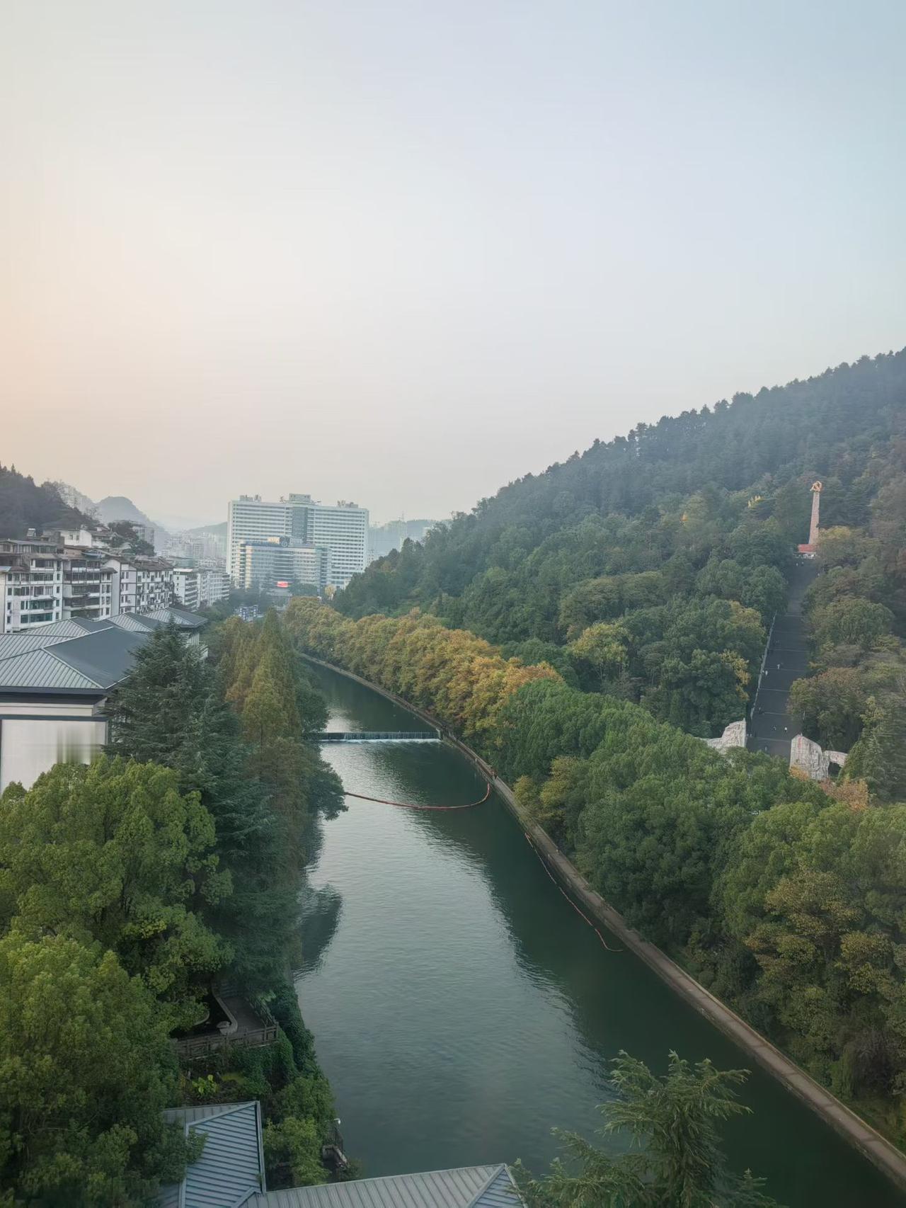 晨雾里的都匀剑江：秋意染透山城的河清晨的都匀，剑江河裹着薄纱醒了。岸边水杉