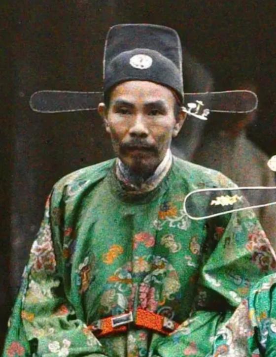 这个旧照片拍摄于1915年的河内文庙，这是阮朝的朝官服饰。阮朝是越南最后一个王朝