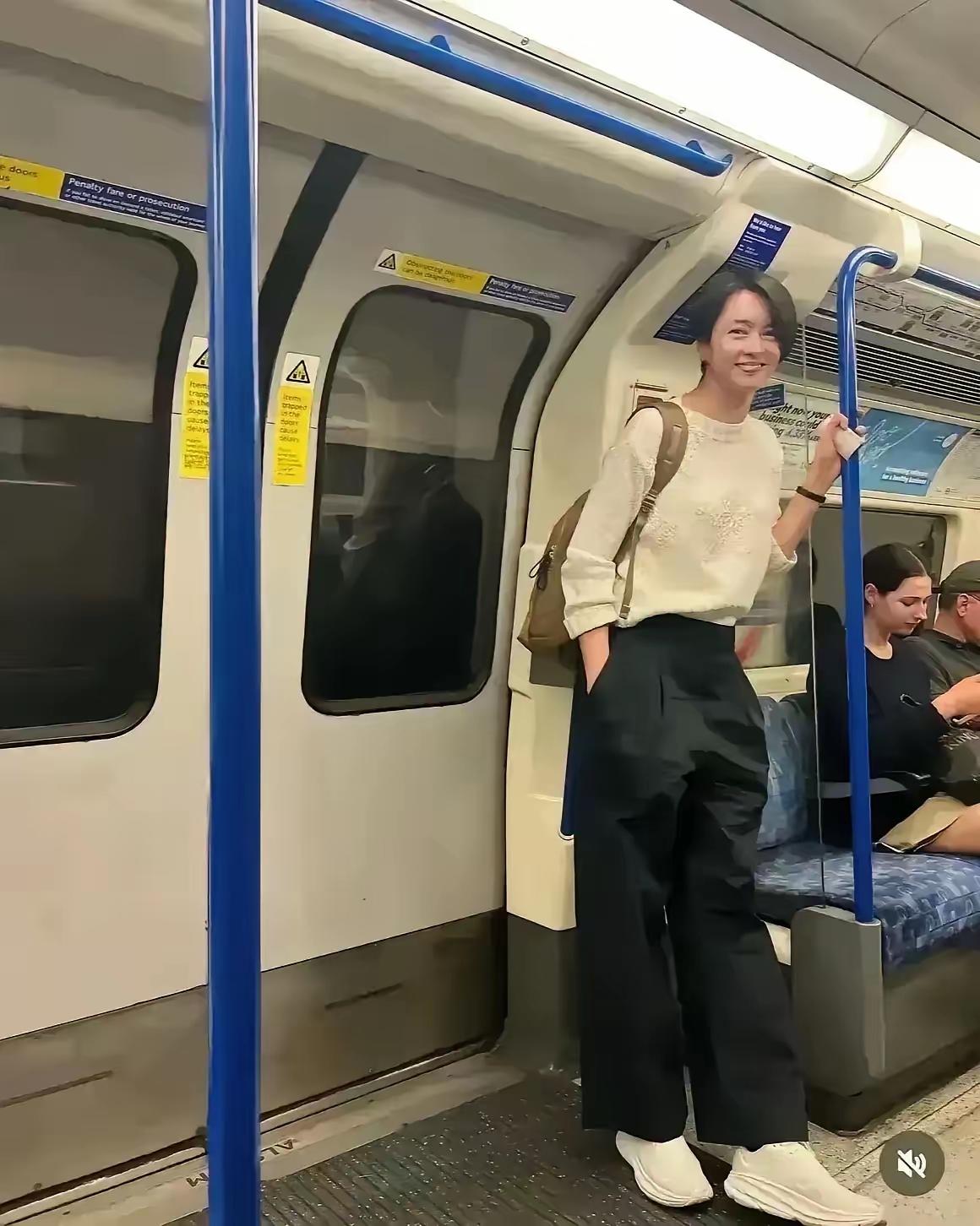 在英国坐地铁偶遇一位绝世美女你们认识她吗？她的身高很高，有没有1米9左右，她