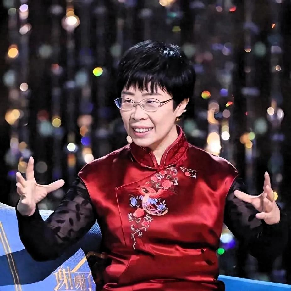 北大才女蒙曼50岁至今未婚，朱迅问她："你最想嫁给谁？"谁承想，她脱口而出说的一