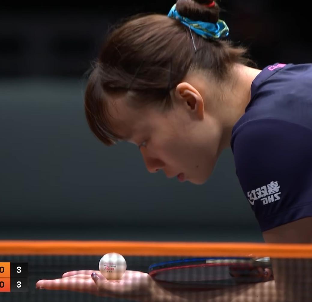 我去！陈幸同又开始弄她的刘海了，蒙特利埃大满贯，她就是弄她的刘海，给我种下