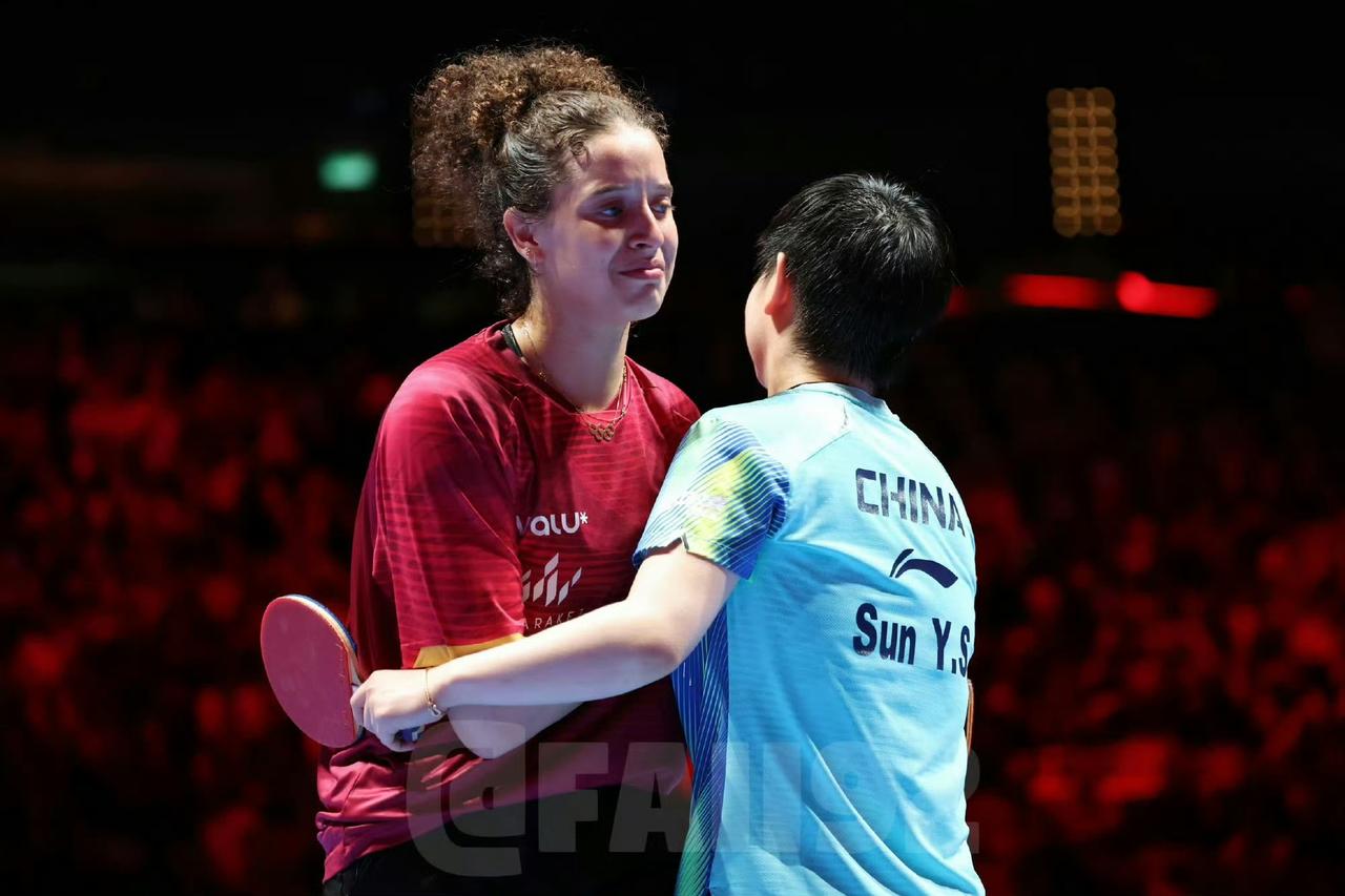 真正的冠军，不止赢下比分。当最后一球落地，孙颖莎没有立刻庆祝，而是走向了对