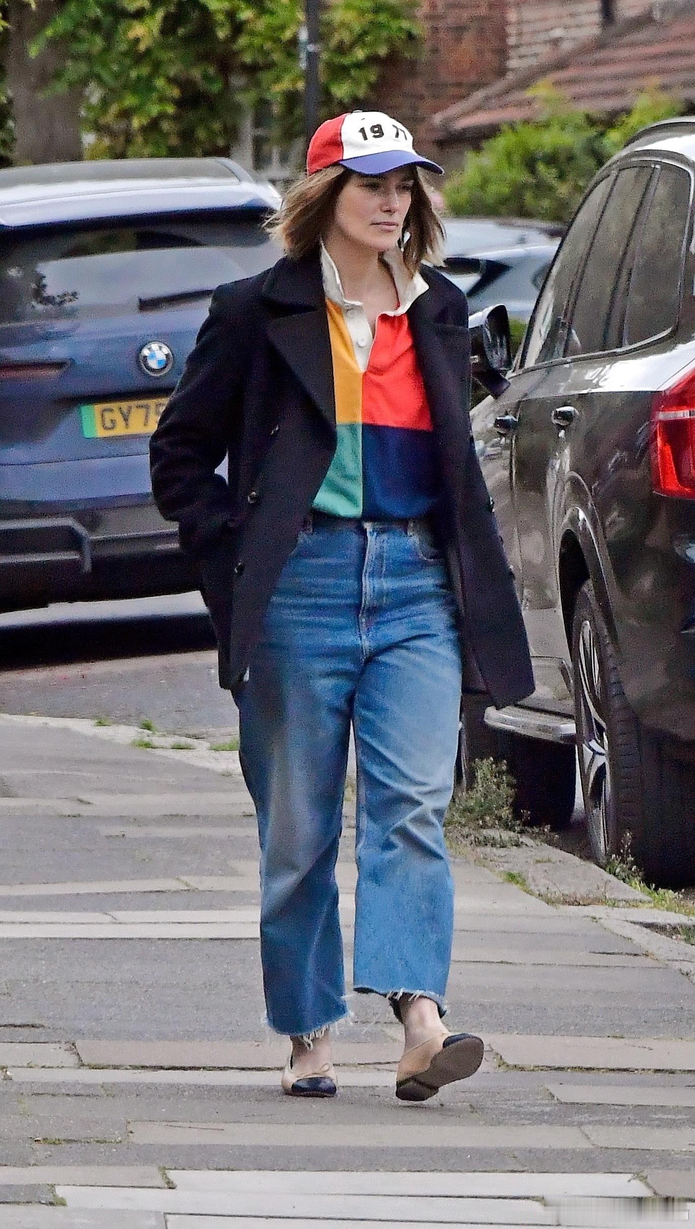 KeiraKnightley凯拉奈特莉在伦敦外出，KK身着拼色短袖搭配黑色大衣