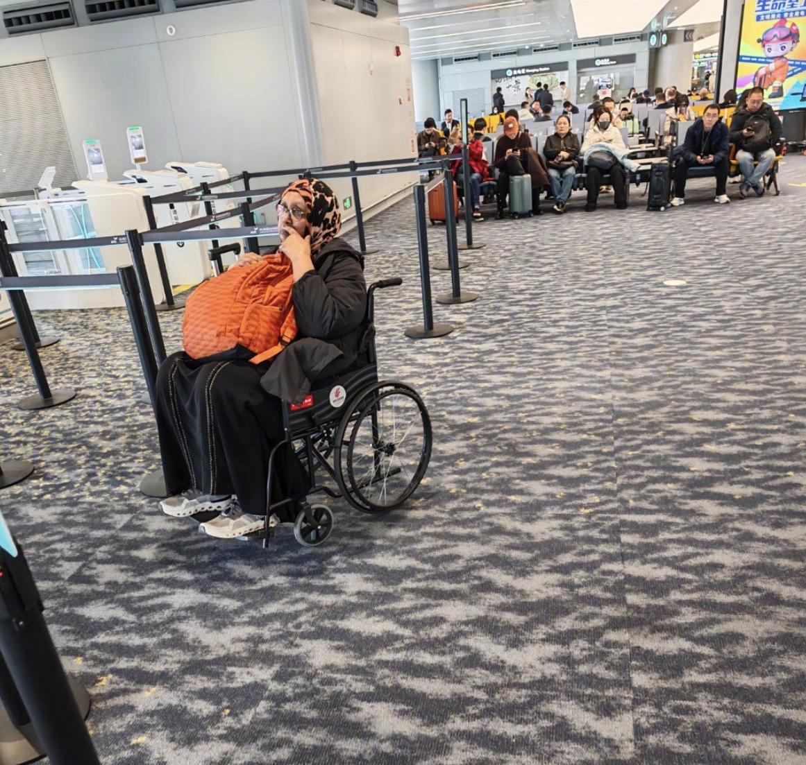 又是印度人。图一，是坐轮椅的印度人。图二，是可以自己走的印度人。关键是