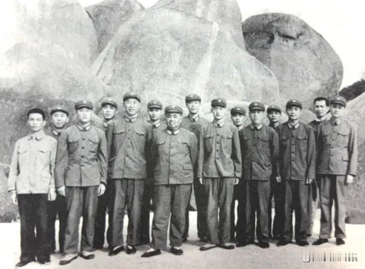 1974年5月，时任广州军区司令员许世友赴海南视察部队工作期间，与随行工作人员在
