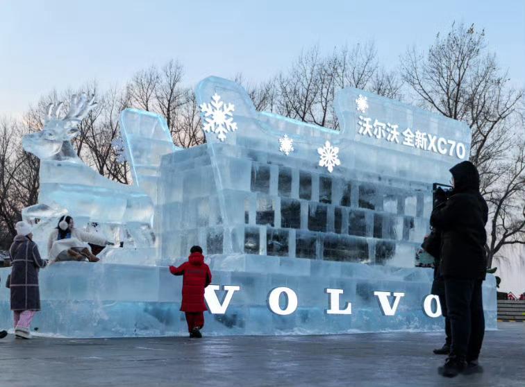全新的、插电混动化的沃尔沃XC70在哈尔滨的松花江畔完成了一次独特的冬眠！在最低