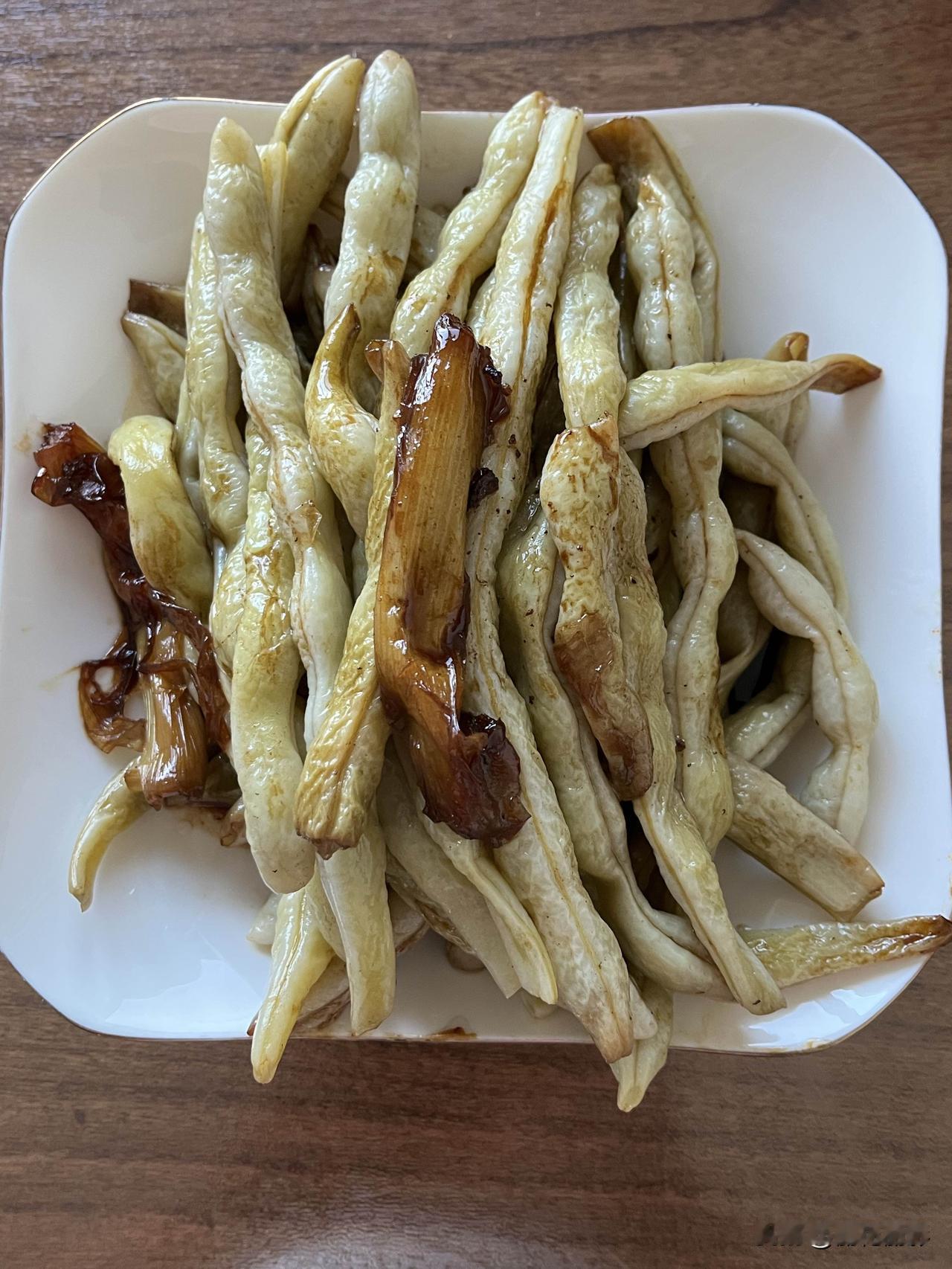 好友们晚上好！周三快乐，晚餐香香！今天的晚餐：红烧排骨炖豆角窝头红薯玉